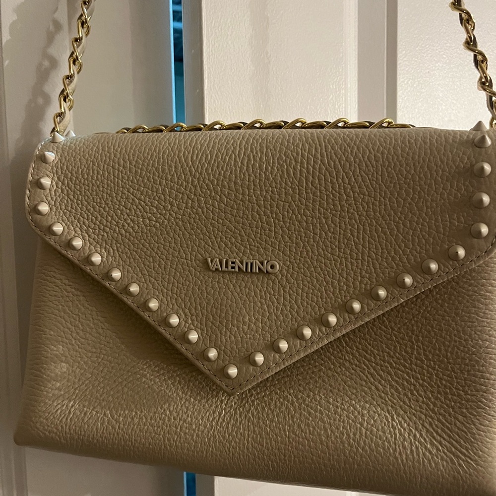 Mario Valentino Cream Pebbled Leather Envelope Crossbody with Gold Chain NWOT - Picture 7 of 16